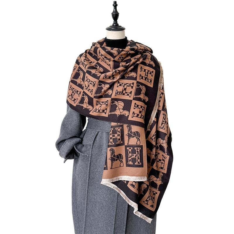 Geometriska bokstäver är kontrasterande färger, dubbelsidig imitationskashmirscarf, vinter exklusiv varm sjal