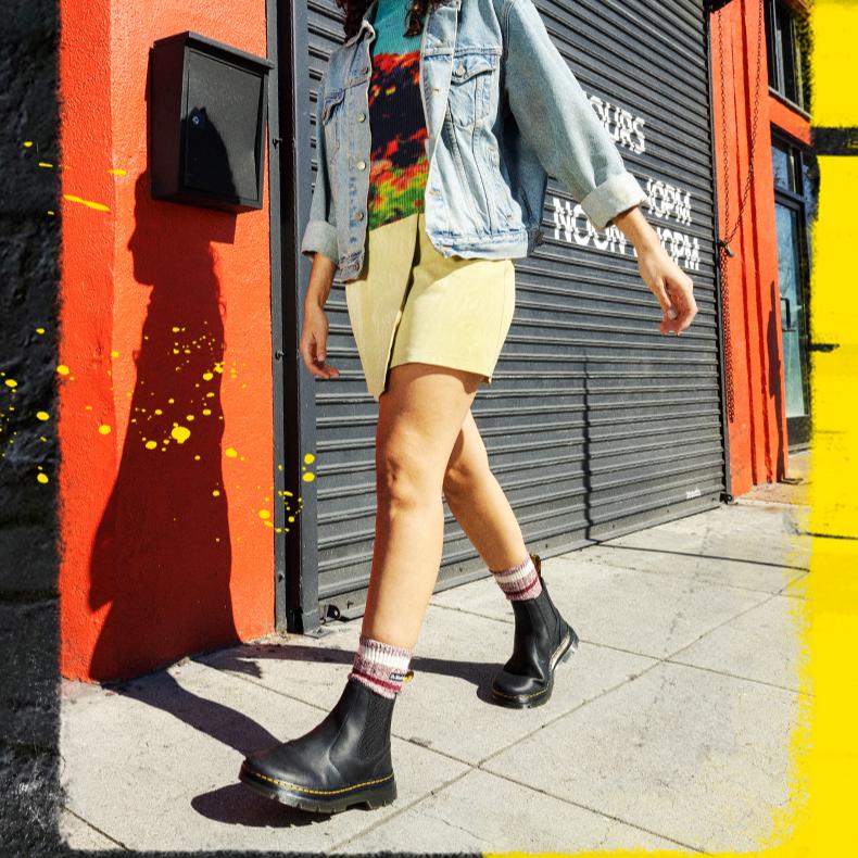 Dr. Martens מגפי צ'לסי קז'ואל נוחות מעור, מגפיים יוניסקס, שחור 26002001