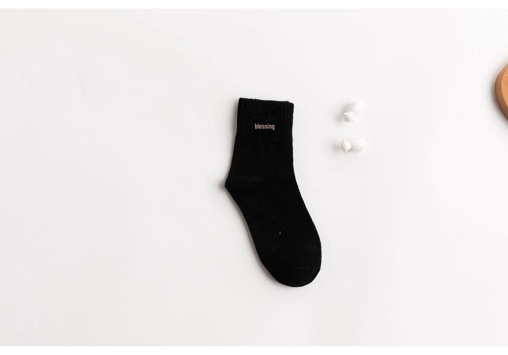 Chaussettes Mi-Mollet pour Femmes - Style Coréen et Japonais, Broderie Mignonne, Résistantes aux Odeurs, Couleur Unie, Parfaites pour le Printemps, l'Automne et l'Hiver.