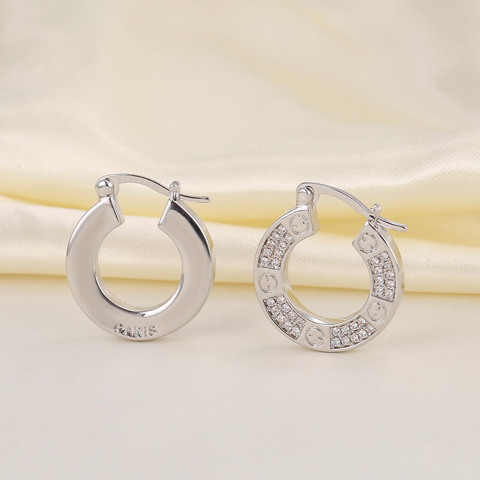 

Light luxury hollow circle zircon earrings high sense fashion commuting versatile exquisite pattern ear buckle fashion