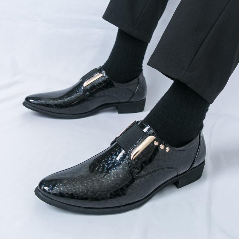 Fashion New Gentleman Black Gold Blue Loafter For Men Rivet Pointed Glossy Patent Leather Shoes Casual Formal Wedding Dress Footwear