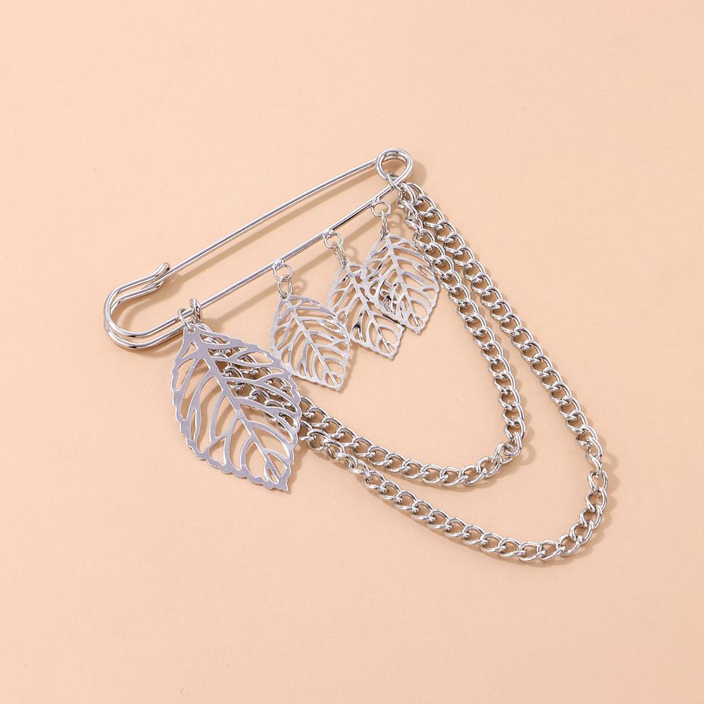 Temperament light luxury hollow leaf brooch, retro trend metal chain pin accessories