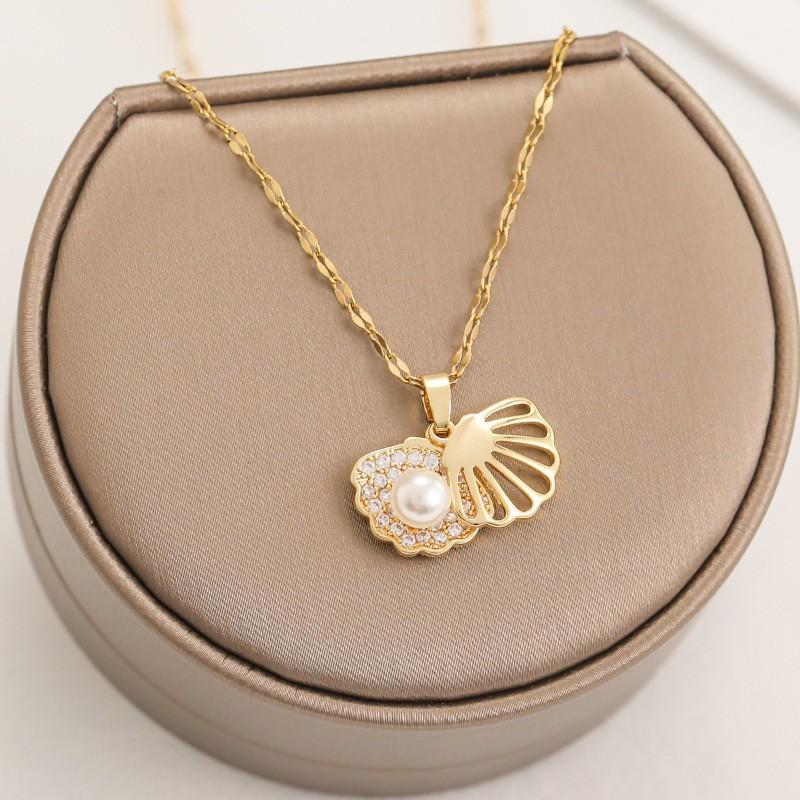 Non-Fading Luxury Maple Leaf Butterfly Clavicle Necklace