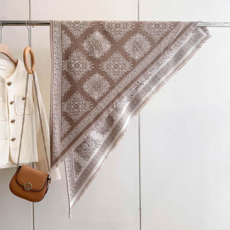 Spot autumn and winter roll grass triangle towel European and American retro skin-friendly boutique jacquard cashew flower imitation cashmere shawl