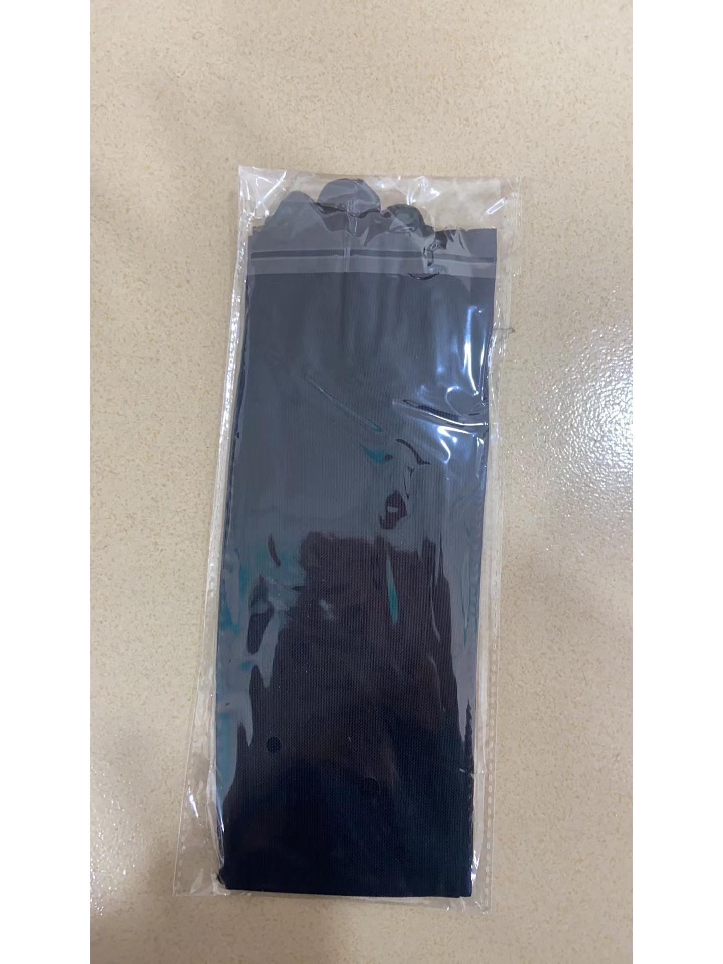 

Черное облегающее вечернее платье из тюля с бретелью через шею, украшенное бриллиантами M