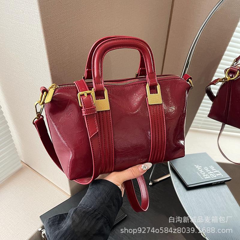 

Versatile small bag women s autumn and winter 2025 new fashion niche design messenger bag women s work small bag бордовый