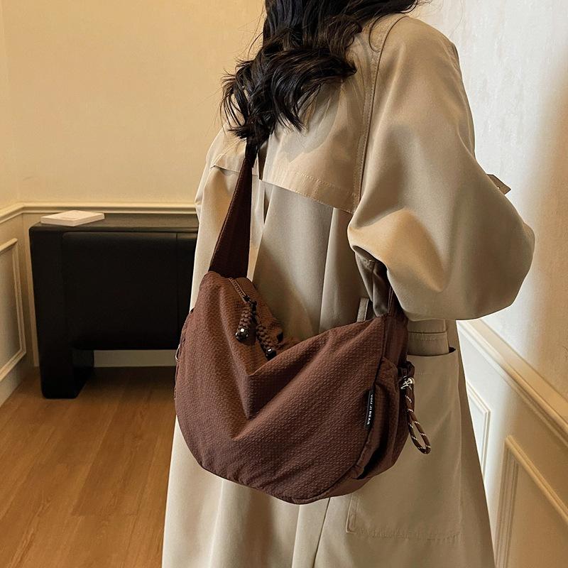 2025 New Simple Casual Large-capacity Fashion Dumpling Bag Commuting Out Versatile Shoulder Messenger Bag