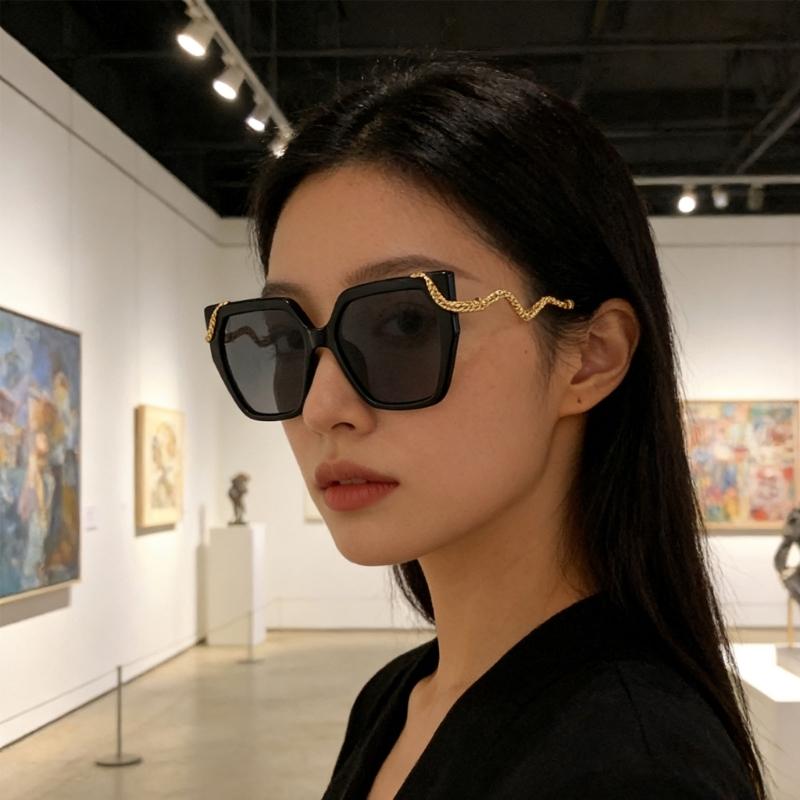 Fashion Square Frame Sunglasses With Metal Snake Temples For Men And Women UV400 Protections Large Lens Sun Glasses