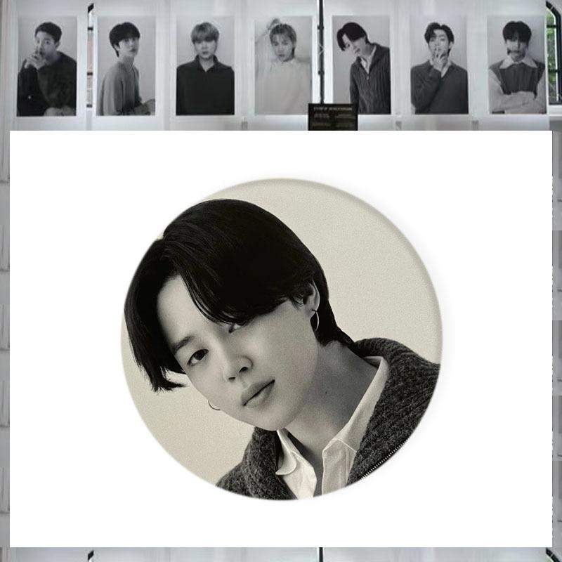 BTS Schwarz-Weiß-Porträt-Anstecknadel-Set, Durchmesser 5,8 cm Runde Metall-Anstecknadeln, Bangtan Boys Foto-Anstecknadeln für ARMY-Fans-Sammlung JIMIN