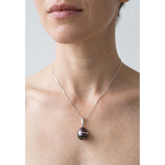 Pendentif - PEARLS & COLORS - Perle de culture de Tahiti Poire 8-9 mm - Or blanc 375/1000 - Chaîne argent 42 cm offerte