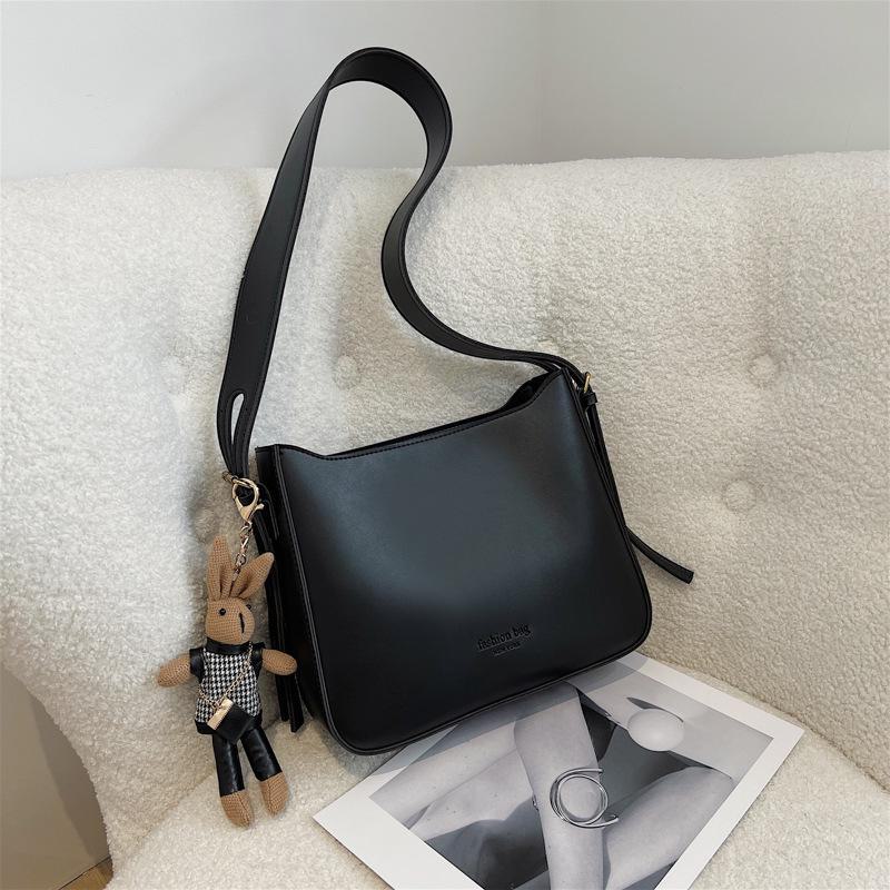 

Женские модные сумки через плечо 2024 года класса люкс — универсальные и модные сумки через плечо Black with pendant. 25*9*21 чёрный