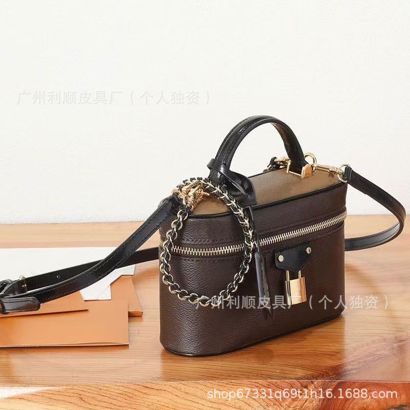 Source Guangzhou High-end Vanity Cosmetic Bag, Contrasting Color Chain Box Bag, Portable Messenger Shoulder Bag.