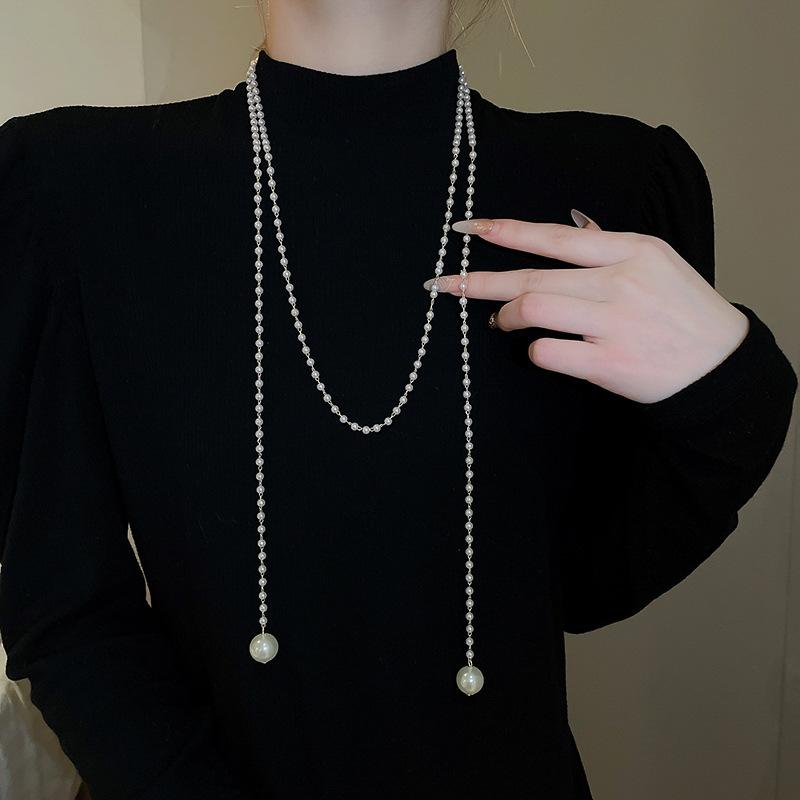 Fashionable Floral Geometric Necklace with a Light Luxury Style Sweater Chain and French Retro Accessories