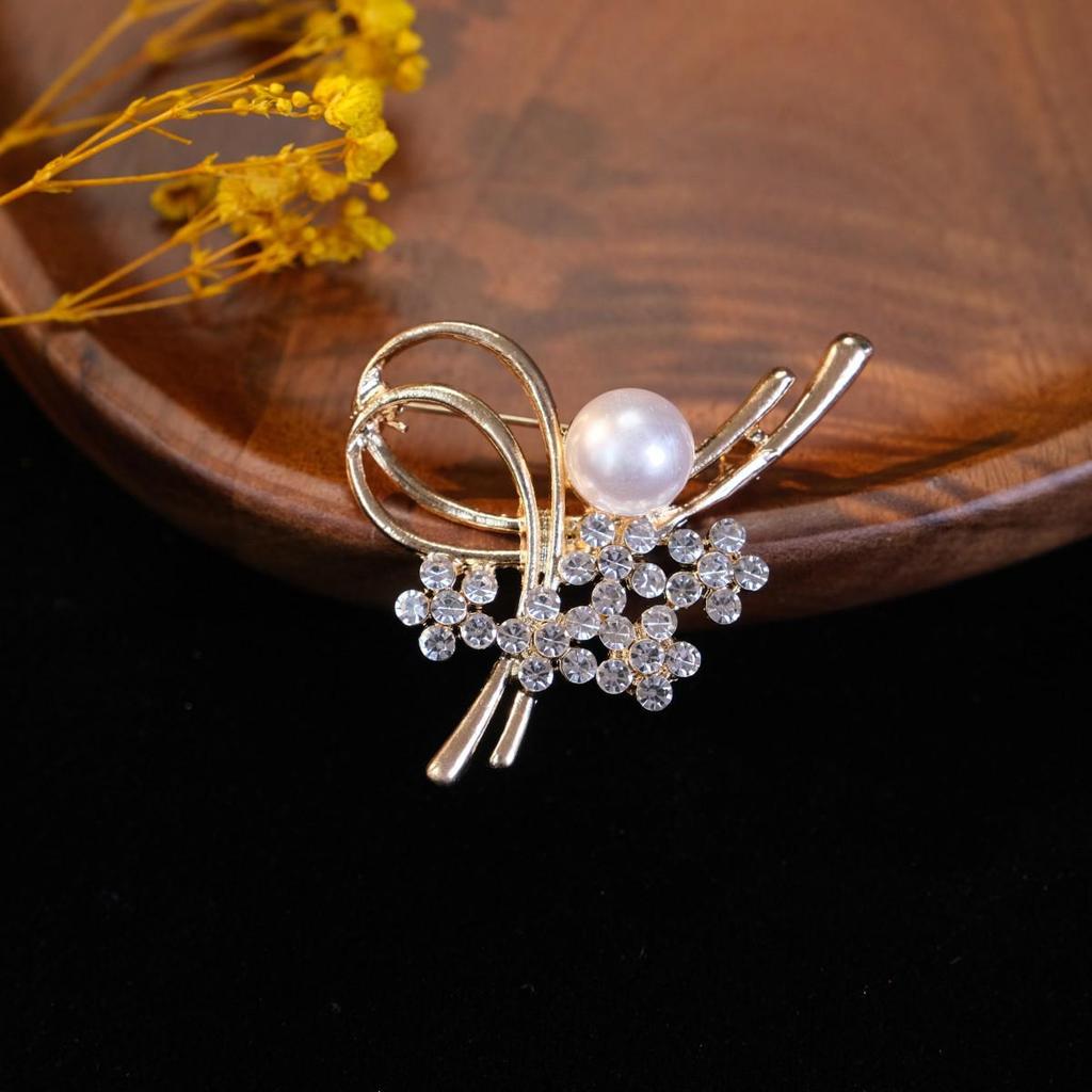 Korean Pearl Brooch: Elegant Corsage & Scarf Pin