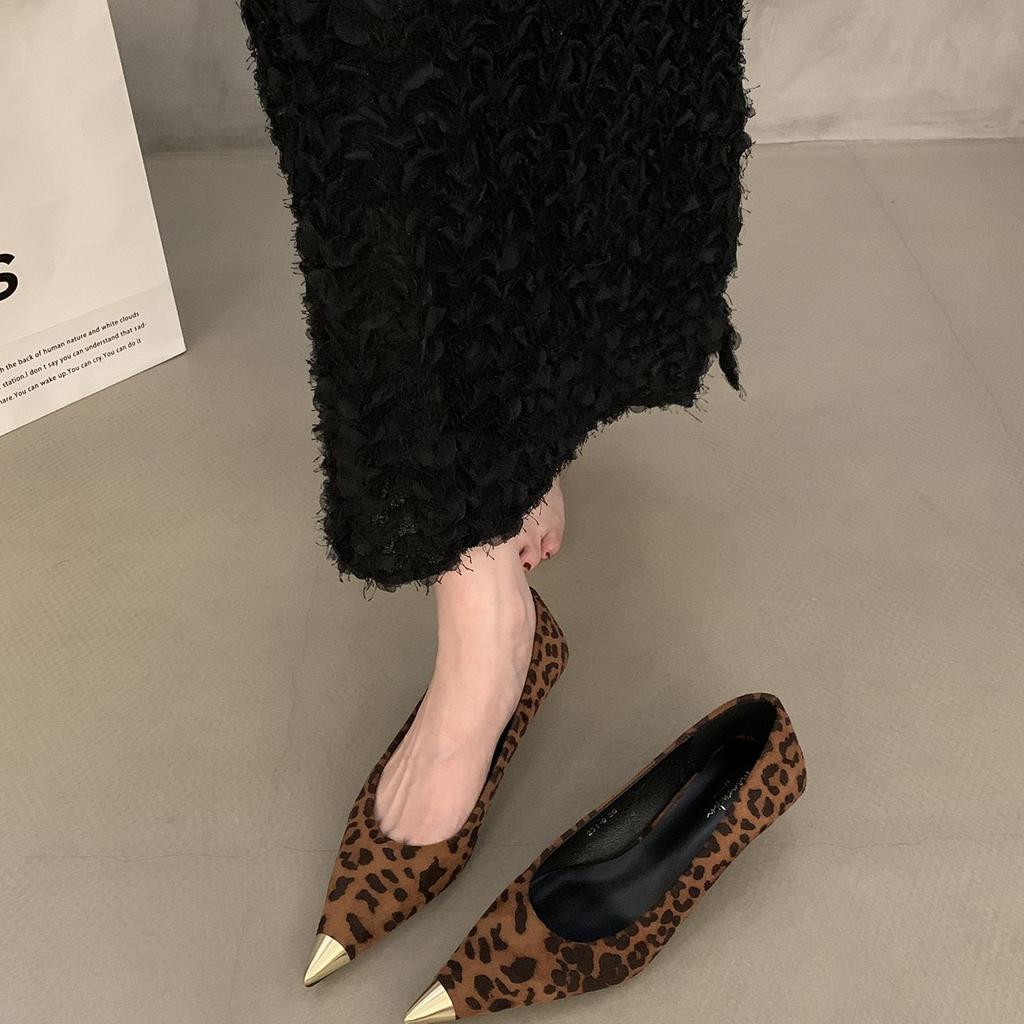 Γαλλικό ταμπεραμέντο kitten heel μυτερά λεοπάρ ψηλοτάκουνα γυναικεία παπούτσια 2025 νέο καλοκαίρι μικρό αρωματικό στυλ με φούστα παπούτσια