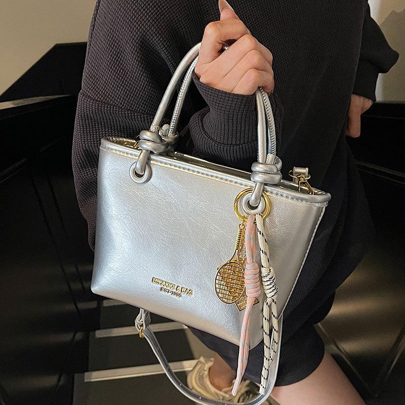 2025 wholesale popular classic simple solid color portable bucket bag fashion hot sale commuter versatile messenger bag bag women