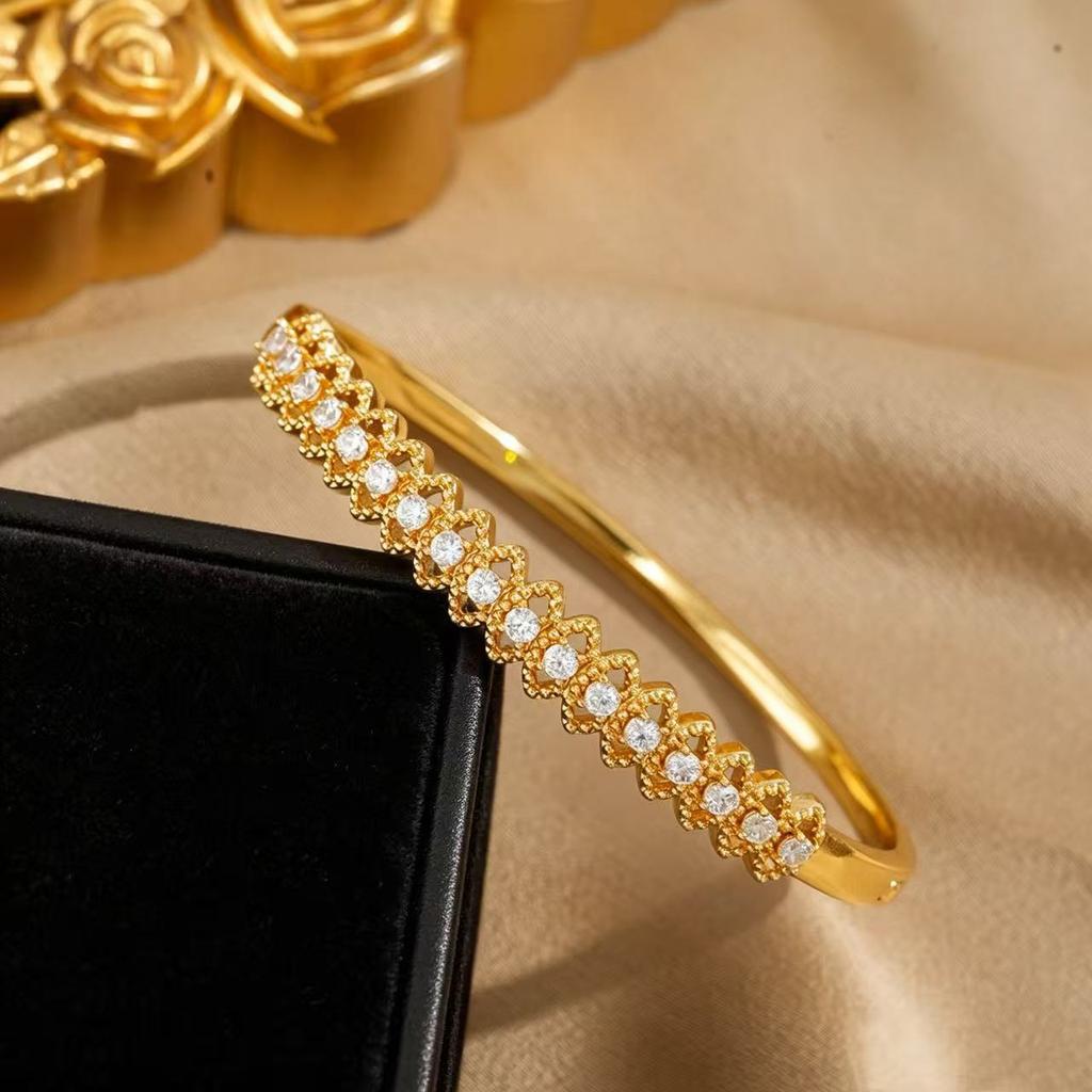 Light luxury, versatile, elegant, fashionable, with a high-end feel, featuring a design with copper inlay and sparkling zircon