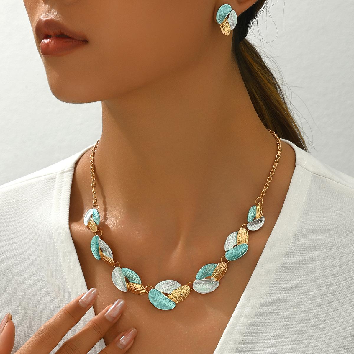 

Комплект из ожерелья и серег в виде листьев с контрастной строчкой зелёный