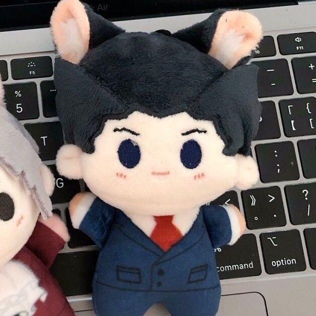 Japanischer Anime Phoenix Wright Gesichtsstickerei Q-Version Stehende Haltung Plüschtier Schreibtischdekoration Geschenk für Geburtstage von Freunden