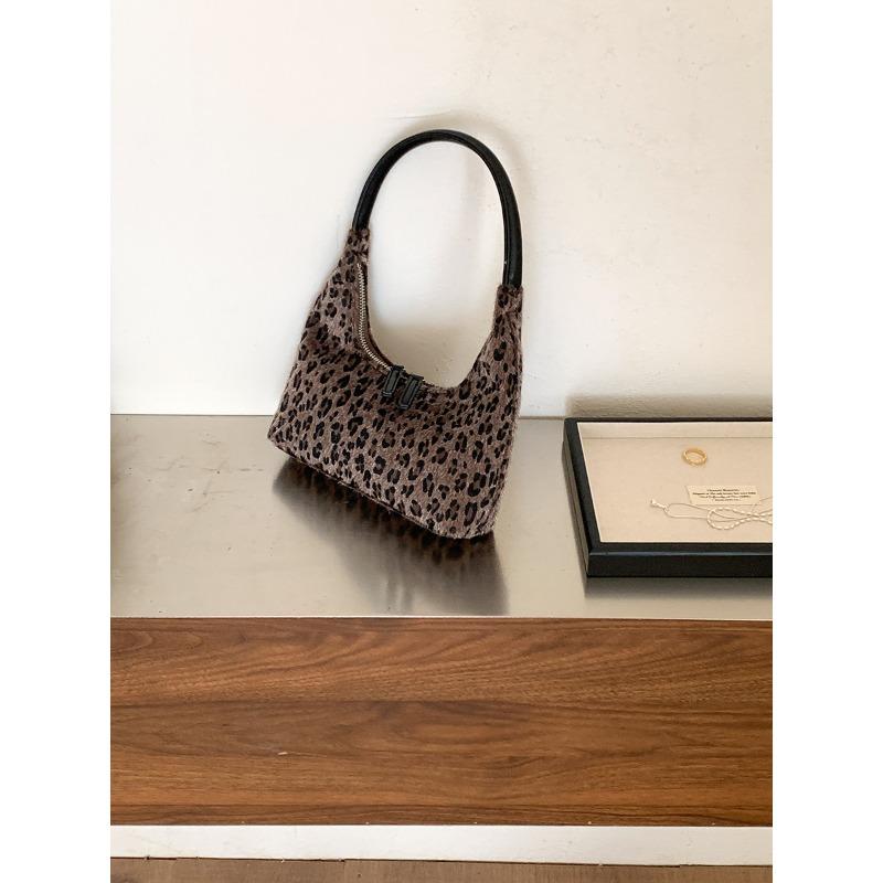Personalized modern leopard print bags are now popular small handbags, high-end fashion plush handbags for women