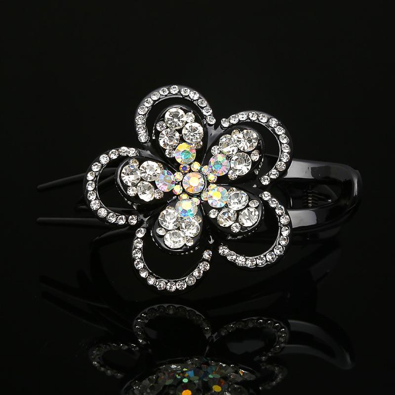 

Female, Three Teeth Hair Clip, Duck Beak Hair Clip, Bun Hairstyle, Five Petal Flower, Hair Is Caught At The Back of The Head and The Top of The Head. білий