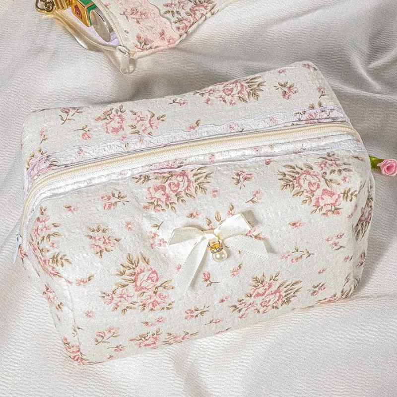 

Elegant White Lace Makeup Bag, Quilted Bridal Cosmetic Pouch with Floral Embroidery Bow, Women s Travel Toiletry Gift Cosmetic 17.5x10.5x10.5cm