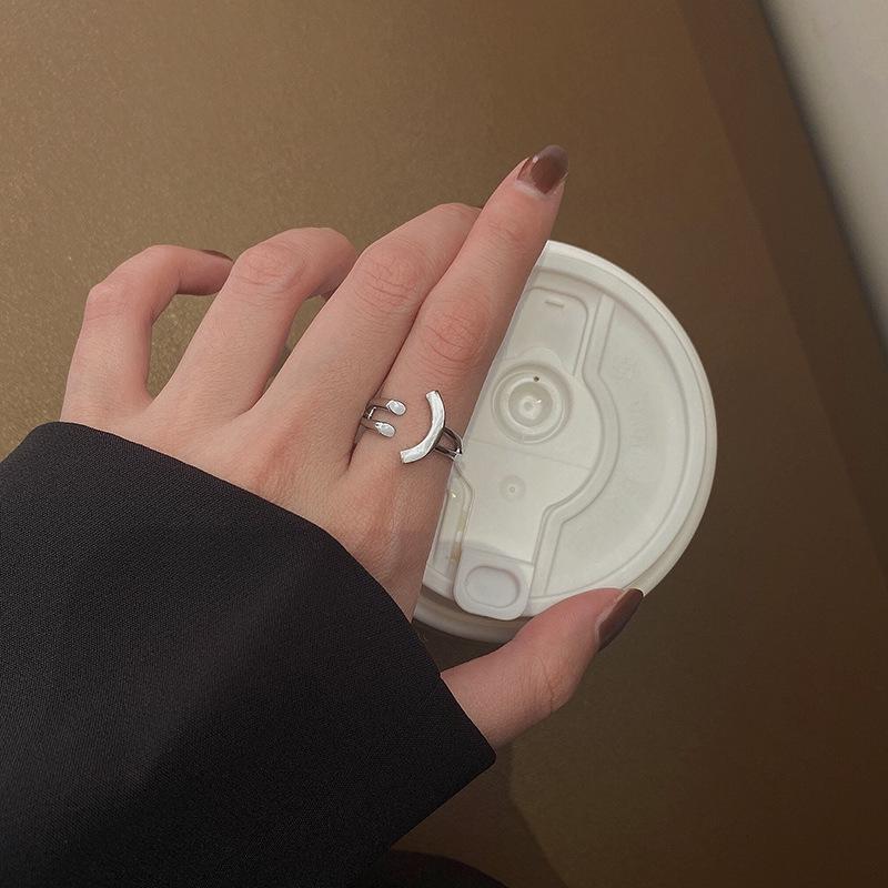 

Женское кольцо с открытым указательным пальцем и улыбающимся лицом - Нишевый, стройнящий дизайн в модной холодной стилистике