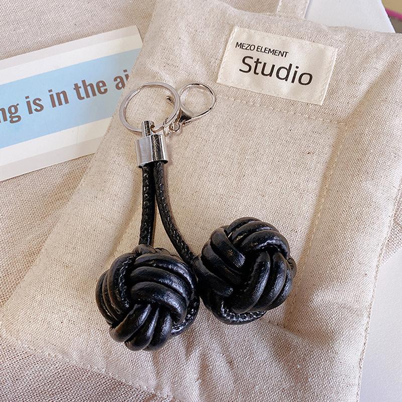 Kişilik Maymun Yumruğu Düğümü Örgülü Top Deri Anahtarlık Sırt Çantası Kolyesi Sevimli Basit Trend Çanta Asılı Süs Aksesuar Hediye