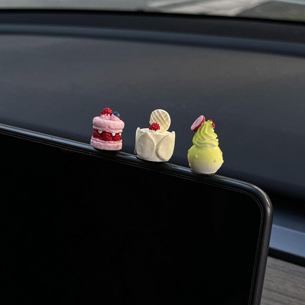 Car-Mounted Cute Cake Ornament: Screen & Interior Decor