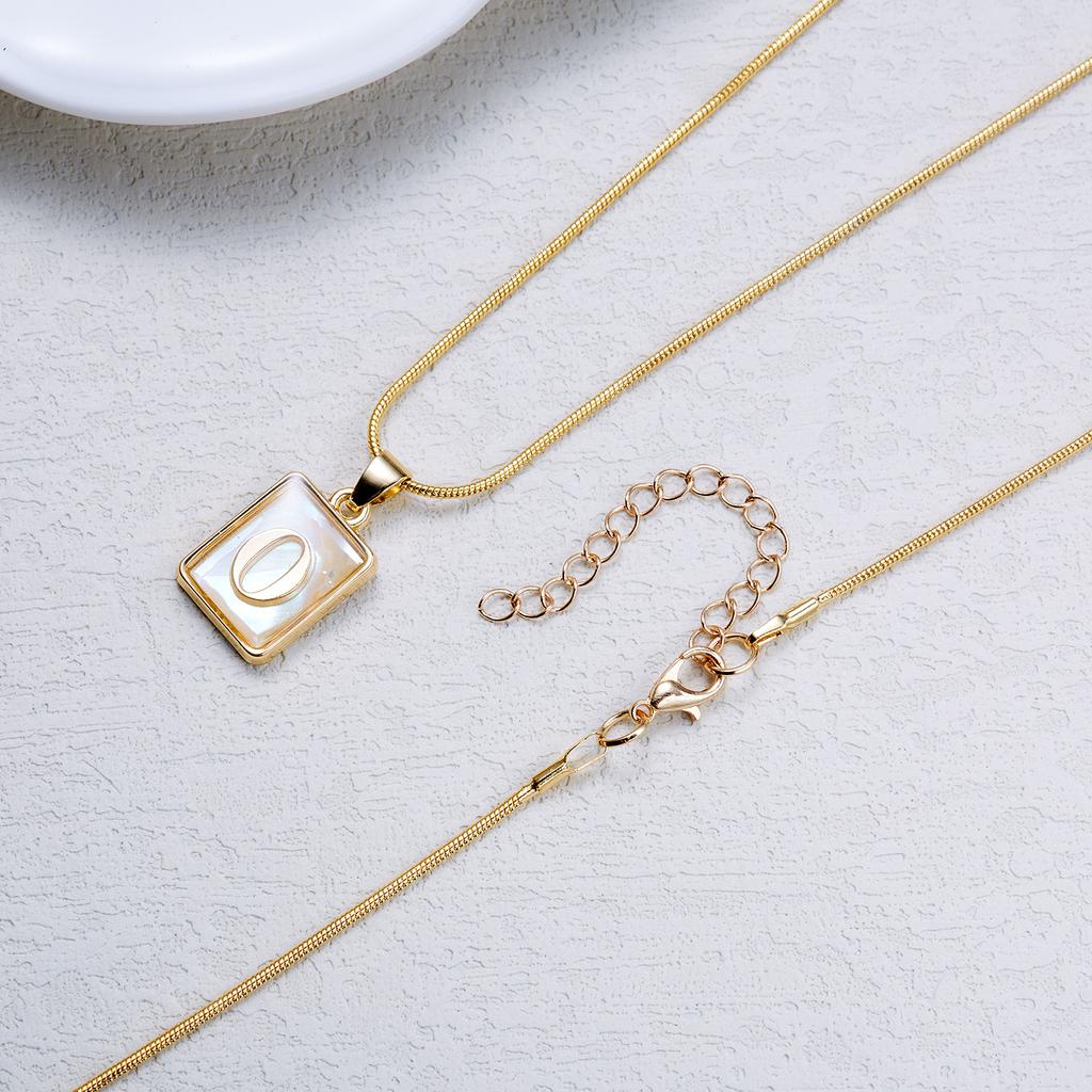 Fashion Shell 26 Letters A-Z Name Alphabet Pendant Necklace For Women Men Gold Color Choker Necklace Couples Birth Gift Jewelry