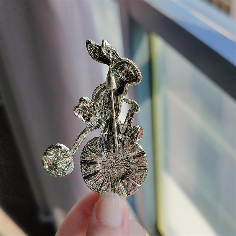 Medieval Pink Cute Animal Brooch Creative Diamond-Encrusted Bunny Cycling Pin Small Suit Accessories Corsage