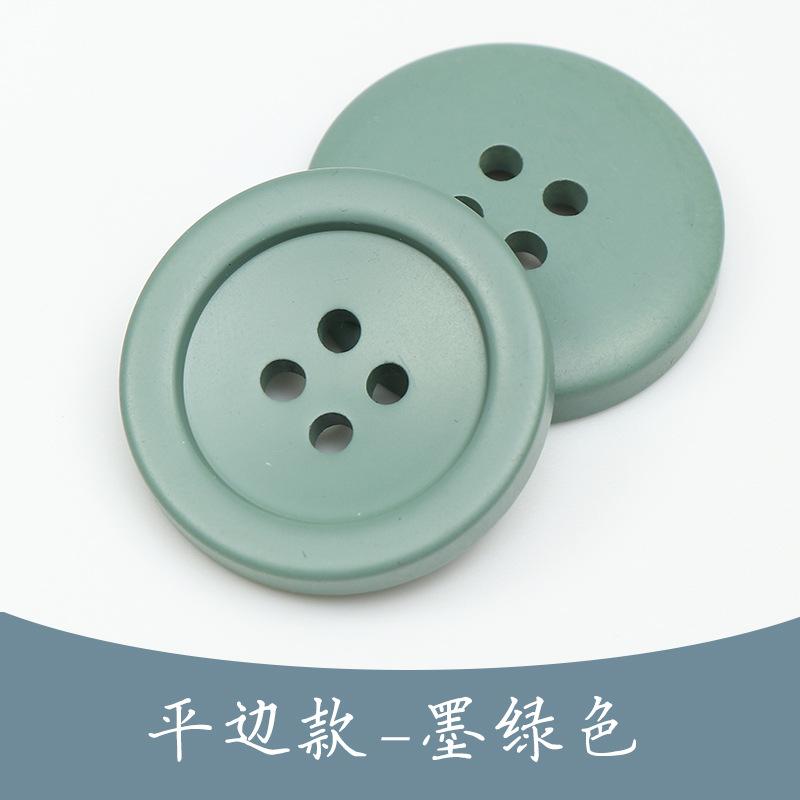 Svarta trenchcoat med hartsknappar, kostymimitation, hornknappar, färgade fyröglade knappar i exklusivt ullmönster