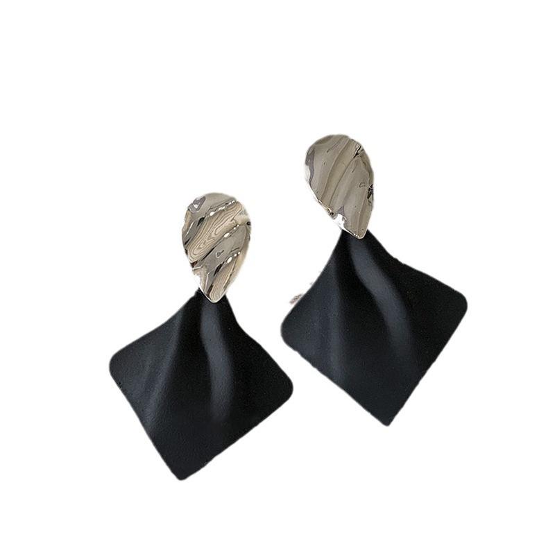 Geometrische Plissee-Ohrringe mit Glasperlen der Black Series: Elegante silberne Ohrstecker mit einem luxuriösen und vielseitigen Design.