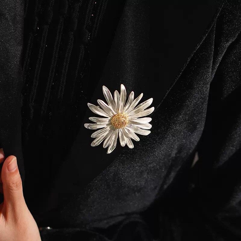 Daisy Brooch for Women, High-end, Niche and Sophisticated, Anti-glare Brooch, Grand Corsage, New Suit Accessory