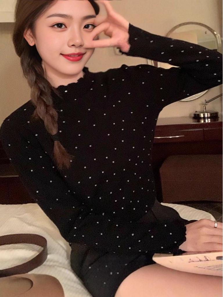 Dámské tričko s dlouhým rukávem, slim fit, s vysokým límečkem a volánky s puntíky