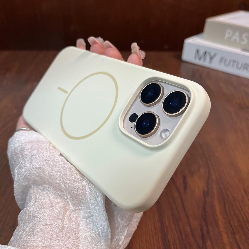 The new liquid silicone is suitable for Apple 16Promax mobile phone case, magnetic suction and skin-friendly iPhone15 anti-drop protective case.