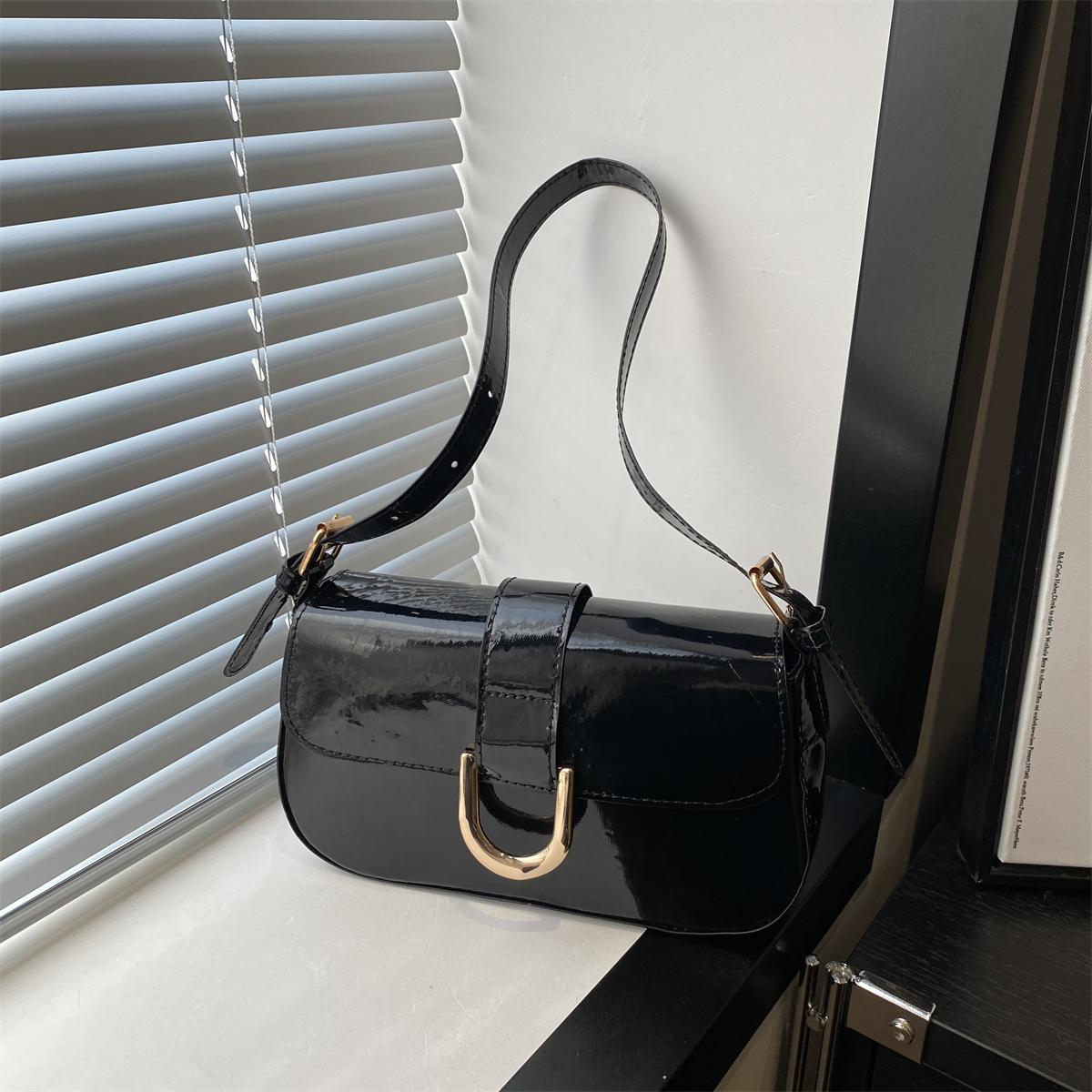 

Стильная женская сумка через плечо с легким глянцевым покрытием из полиуретана и магнитной застежкой, идеально подходит для ежедневных поездок на работу