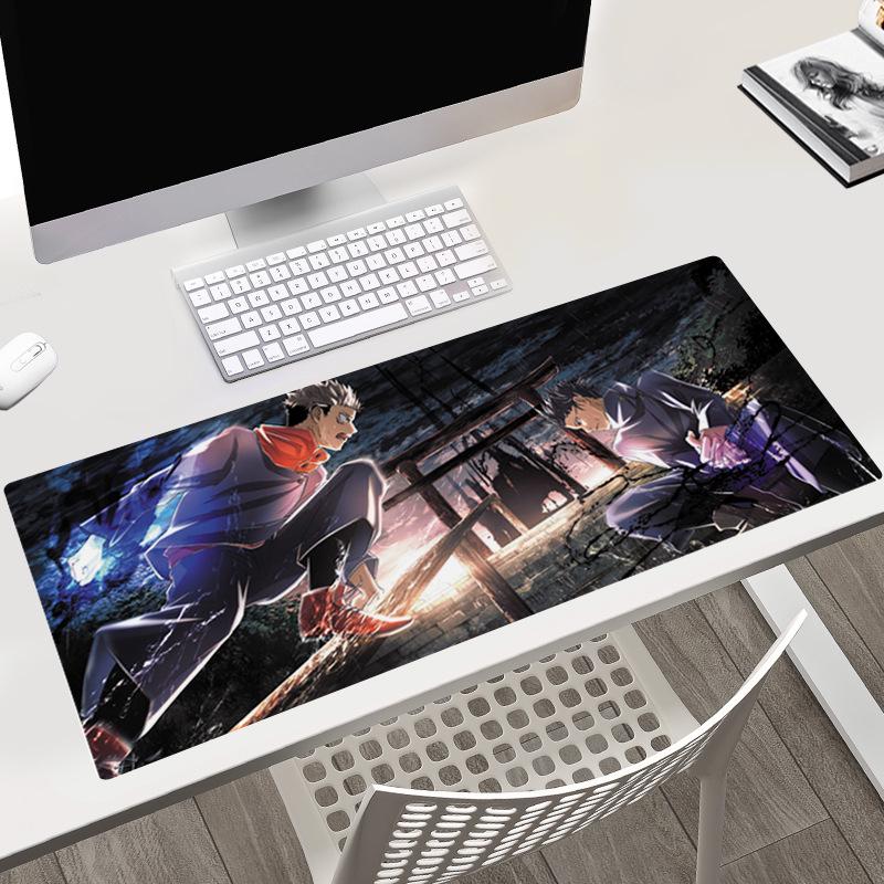 Tapis de bureau Jujutsu Kaisen 40x90x0.3CM avec les personnages Gojo, Yuji et Megumi.