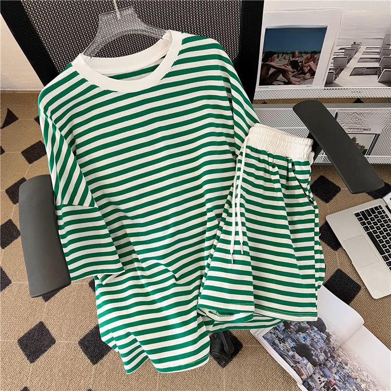 

Casual Sportswear Set Women 200 Pounds, College Style Striped Color Loose and Fashionable Short-sleeved T-shirt and Shorts, A Two-piece Set M зелений