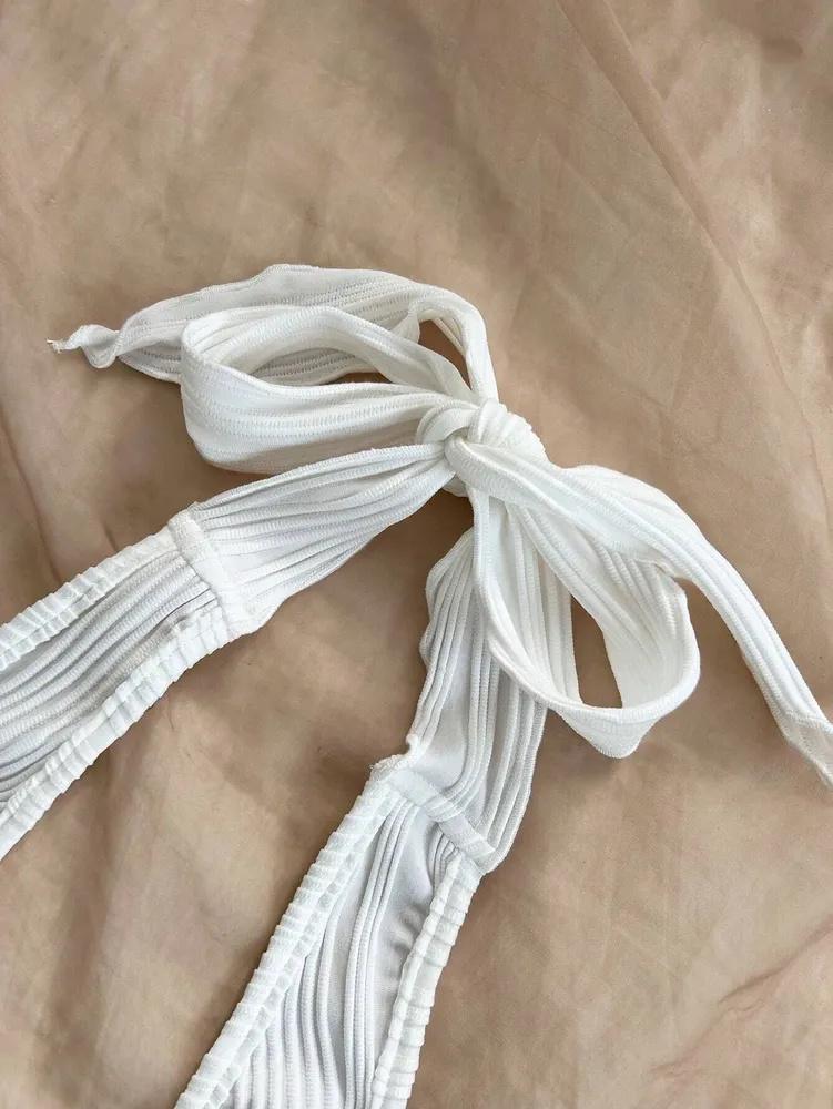 Top na ramiączkach phumee Halter Metalowy dekolt w serek A2414