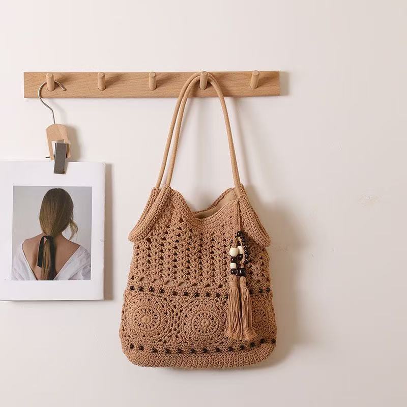 Gehäkelte Tragetasche für Damen Weiß Durchbrochene Stricktasche mit Perlenfransen-Anhänger Verstellbare lange Träger Boho Strandtasche