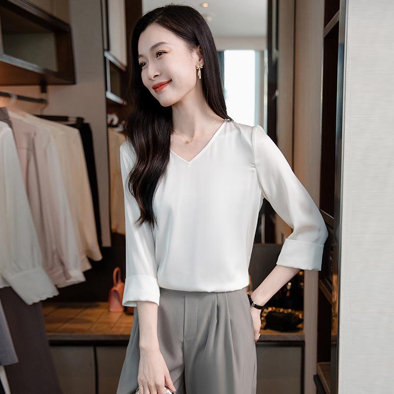 

2025 Spring Women s V-Neck Mulberry Silk Blouse - Solid Color, Loose Fit XXXL