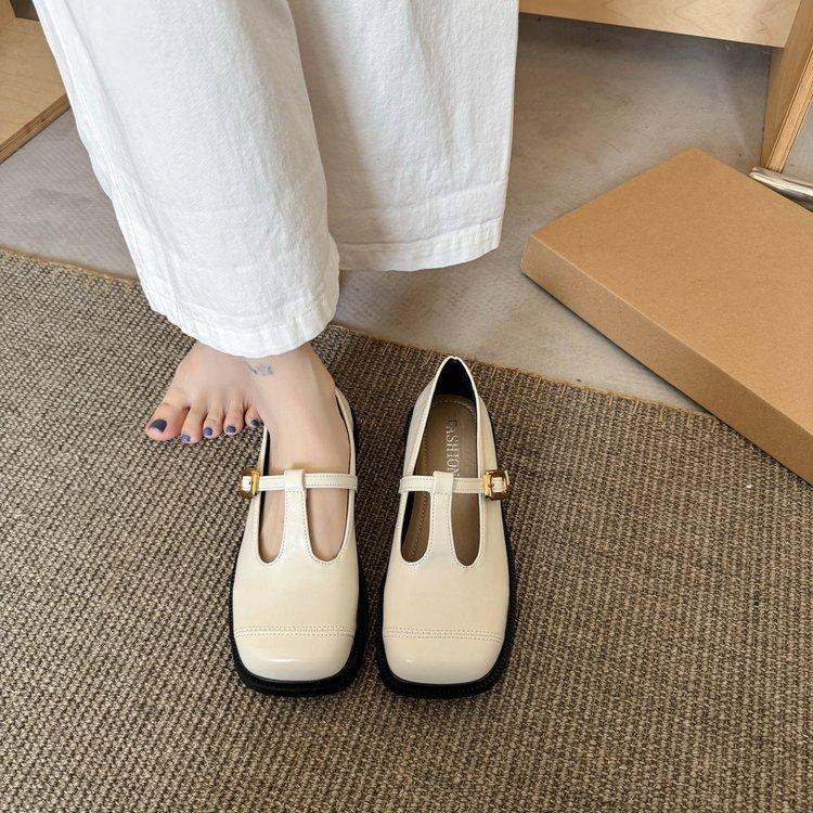 

French Mary Jane small leather shoes women s 2025 new summer and spring retro flat-bottomed versatile skirt Japanese jk single shoes 40