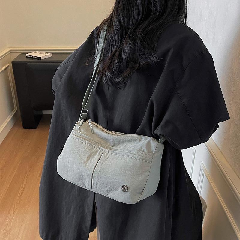 Niche design casual fashion trend shoulder messenger bag 2025 autumn new foreign style women texture small square bag