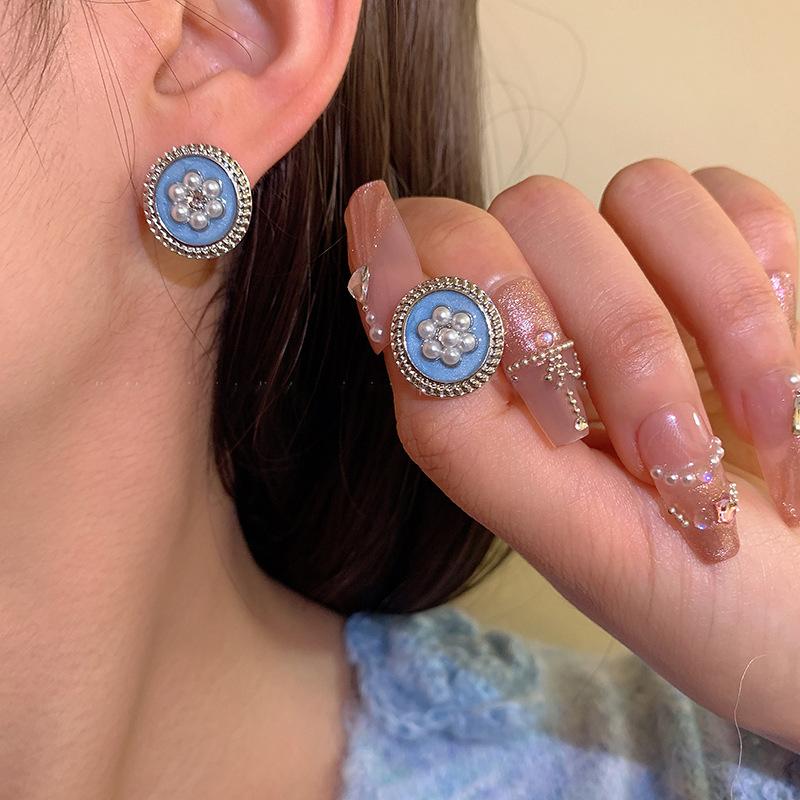 

Серьги-пусеты с круглыми жемчужинами, инкрустированные бриллиантами, женские серьги в ретро-дизайне в гонконгском стиле, серьги класса люкс, универсальные женские серьги