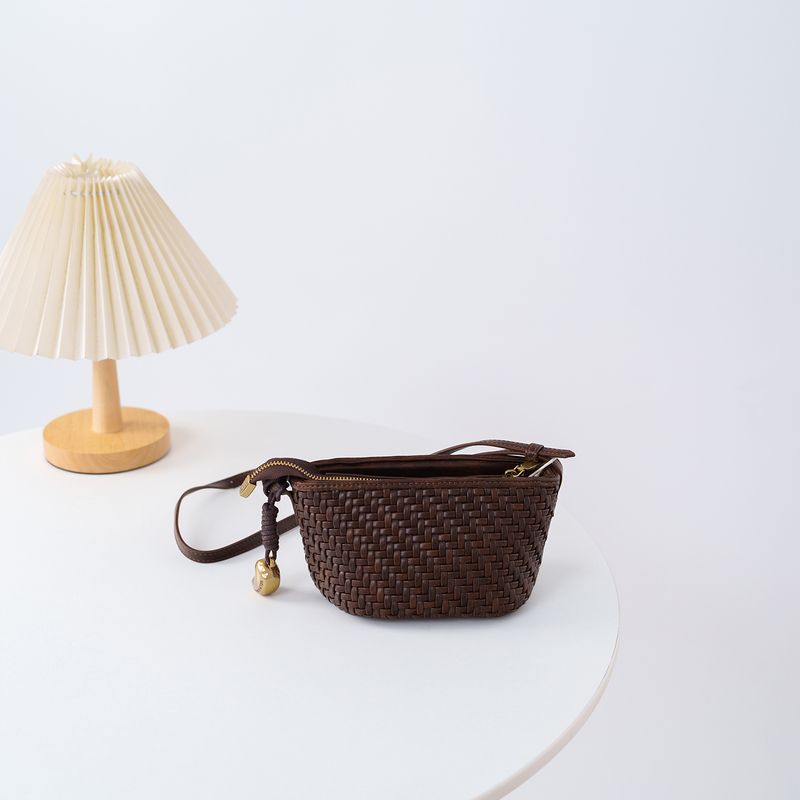 

Mini Fashion Hand-Woven Shoulder Small Bag Women 2025 New Versatile Western Style Soft Leather Casual Small Shoulder Bag Lazy Brown