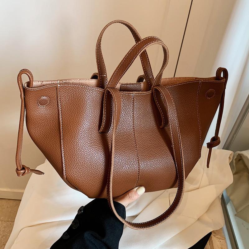 European and American retro light luxury portable bucket bag 2026 new fashion simple commuting large capacity shoulder armpit bag
