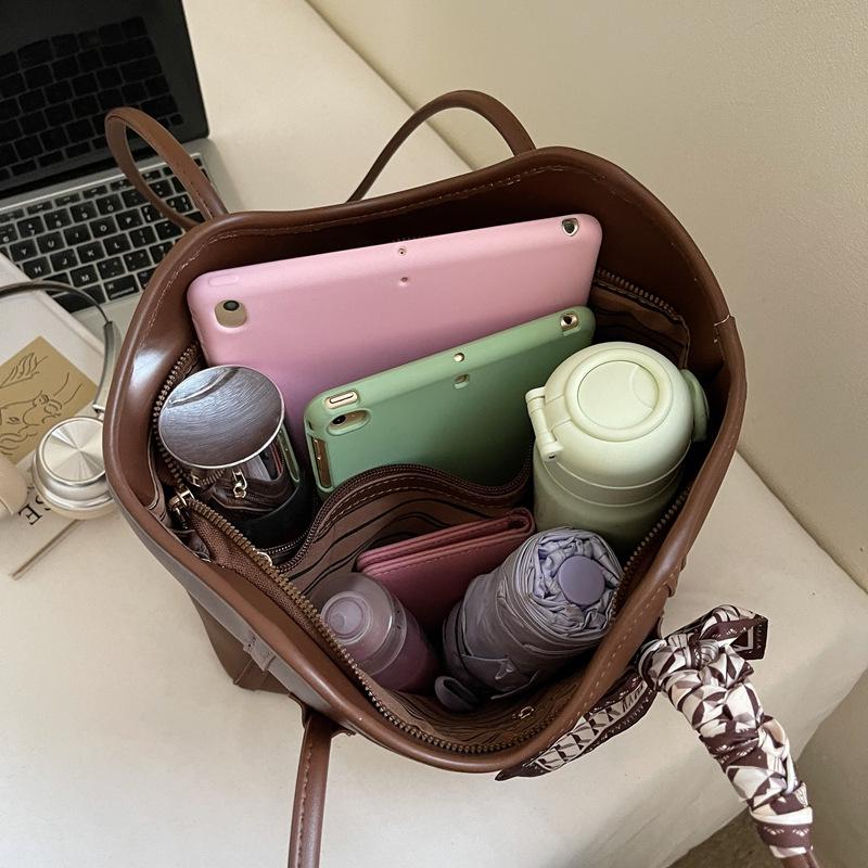 Women's Large Winter Tote Bag 2025: Versatile Casual Shoulder Bag for College and Commuting.