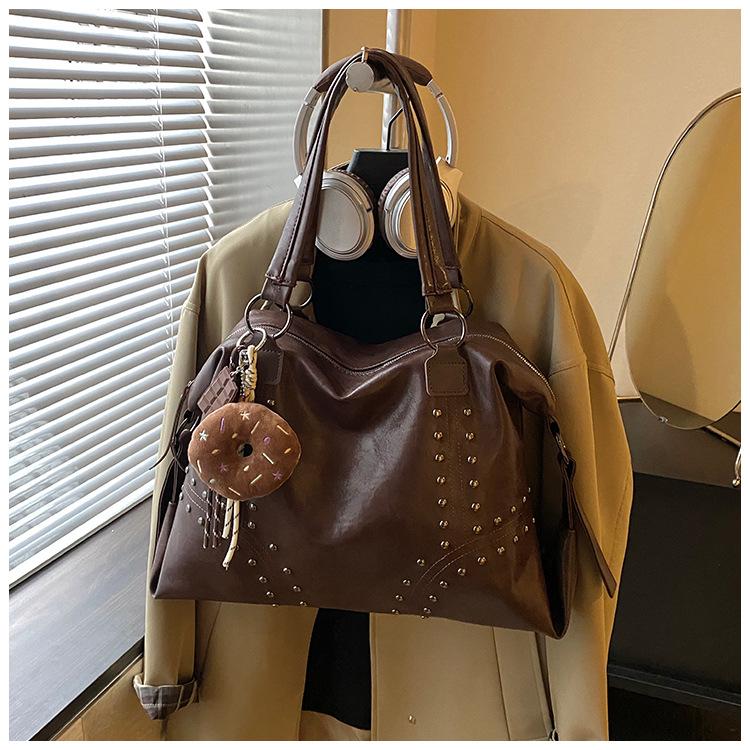 2025 Dámská kabelka ve korejském stylu s cvočky - Trendy kabelka přes rameno a do podpaží