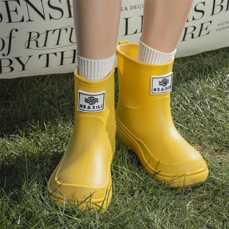 Lightweight outdoor short rain boots women's fashion simple waterproof overshoes velvet rubber shoes warm fashion rain shoes women